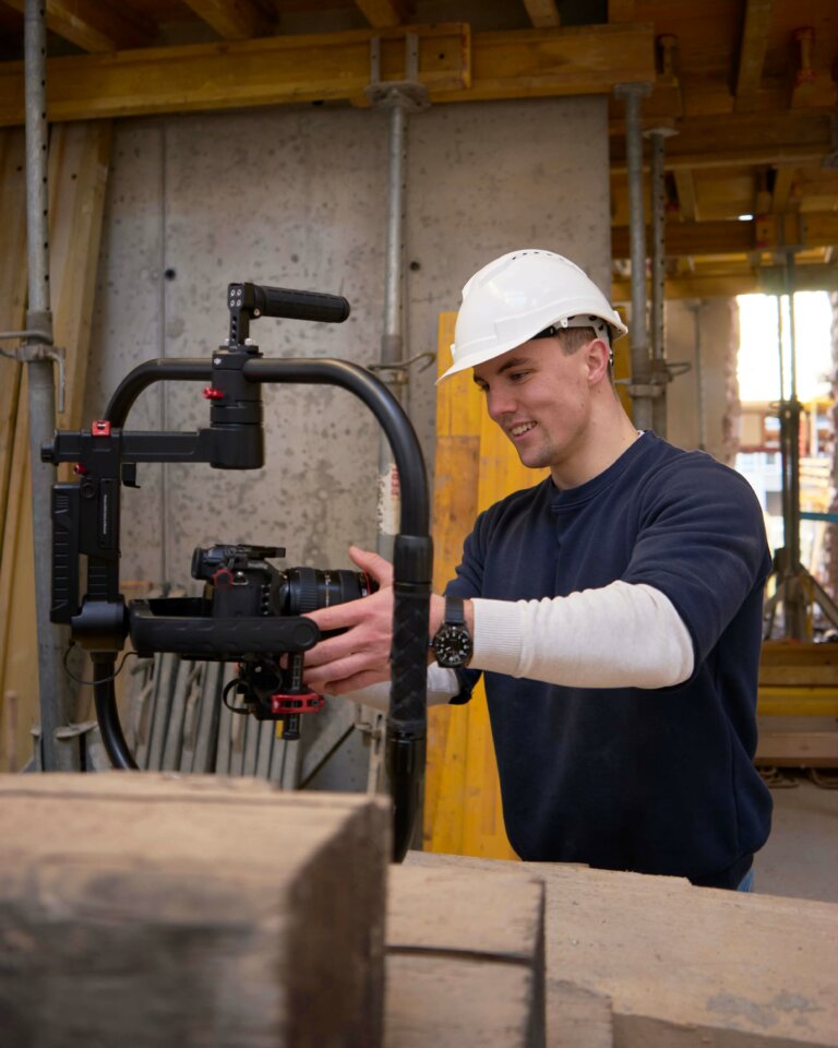 prx.medias CEO Roman Pilgerstorfer adjusting a camera stabilisator. This business video production was done on a construction site